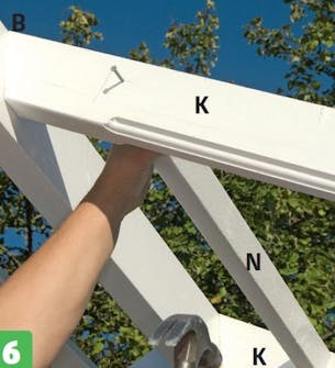 Lektene settes fast til sperrene på orangeri Lektene skrus fast til sperrene på orangeri